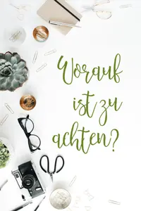 Grüner eleganter Schriftzug "Worauf ist zu achten?" auf weißem Hintergrund