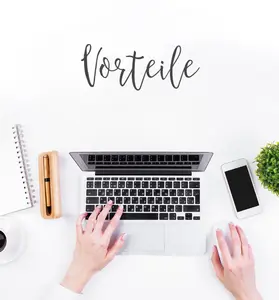 Laptop von oben auf weißem Hintergrund zu sehen mit Schriftzug "Vorteile"