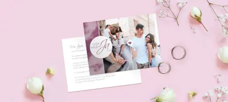 Hochzeitskarten im Postkarten Format für die Hochzeit auf dem Standesamt und in der Kirche in Flieder auf fliederfarbenem Untergrund