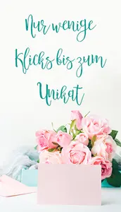 Grüner Schriftzug "Klick bis zum Unikat" auf weißem Hintergrund, florale Elemente in Vordergrund als Blumen in Vase