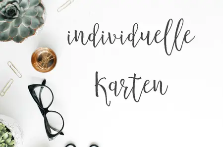 Individuelle Einladungskarten Geburtstag steht in Kalligrafie-Schrift auf weißem Untergrund, Einladung für runder Geburtstag, Einladungskarten mit lustigen Elementen designen