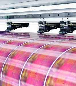 Druckmaschine bei der Kartenproduktion – Menükarten, Tischkarten, Einladungskarten Kommunion