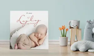 Dankeskarte in DIN A6 gestaltet, Motiv eines neugeborenen schlafenden Babys auf weißem Fell, roter Schriftzug mit dem Namen "Lyly"