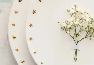 Festliche Tafel, goldene Sterne auf dem Geschirr