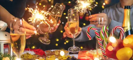Silvester Party, Frohes Fest, Rutsch ins Neujahr, glückliche Menschen mit Champagner, bunter Tisch, Feuerwerk