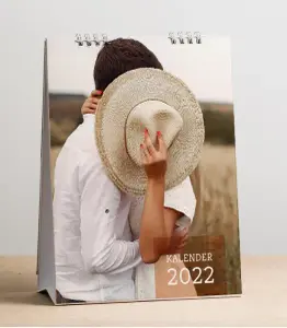 Tischkalender im Hochformat a5 Format, darauf steht auf einem quadratischen Feld: 2022