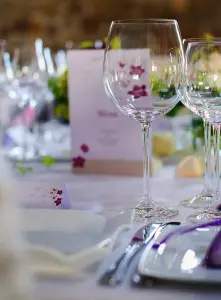 Einladungskarte Kommunion / Konfirmation Motiv Blumen, auf einer gedeckten Tafel