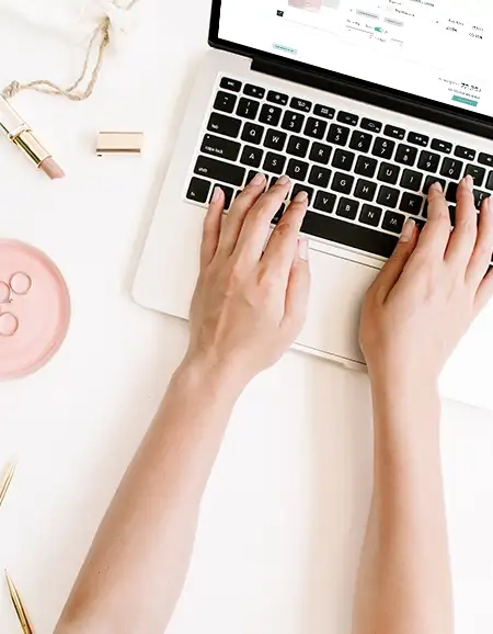 Frauenhände auf Laptoptastatur beim Erstellen von Ballonflugkarten Hochzeit