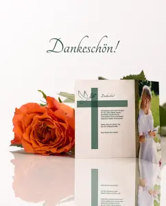 Eine Dankeskarte zur Kommunion, die Danksagung steht unter einem grünen Kreuz auf der Postkarte