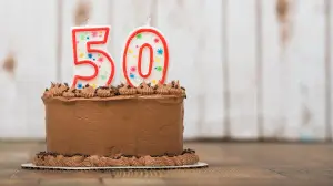 Schokotorte mit bunten Kerzen im 50-er Format