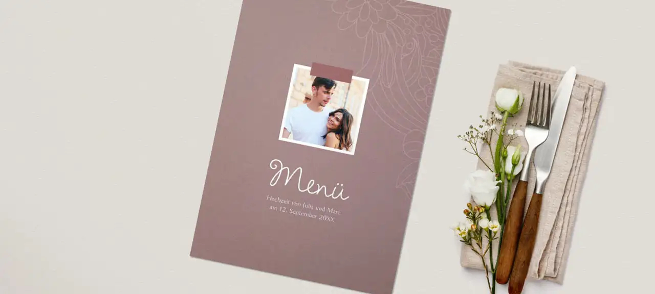 Schöne Menükarten für die Hochzeit, mit Liebe gestaltet in Brauntönen auf braunem Untergrund