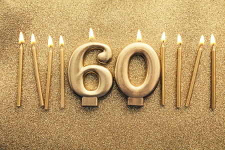 Einladung mit Hintergrund aus Sand und goldenem Windlicht in der Zahl 60