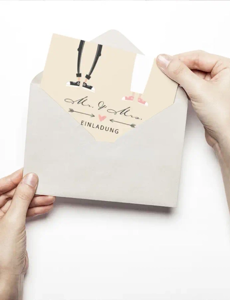 Einladungskarte zur Hochzeit, Motiv Mr. & Mrs., stilisiertes Hochzeitspaar