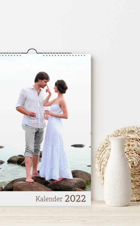 Wandkalender zeigt ein Hochzeitspaar