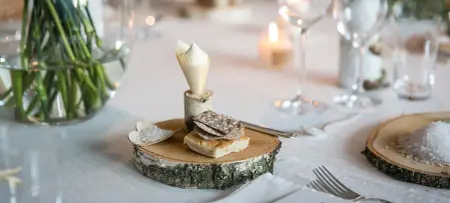 Menükarten Taufe Vorlage, klassisch gedeckter Tisch, weiß, mit rohem Holz