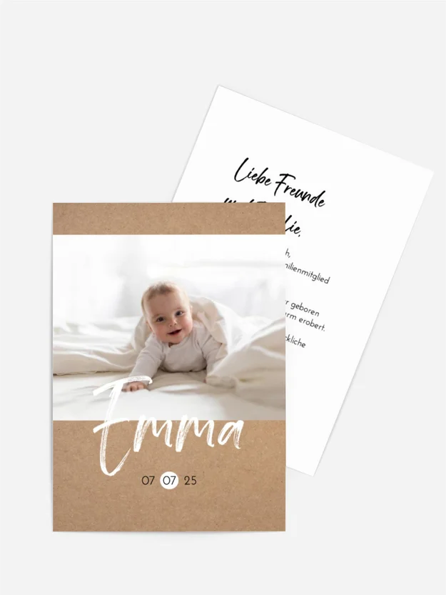 Babykarte in Mamas Händen