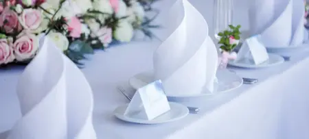 Menükarten Taufe, mit klassisch gedecktem Tisch, weiß, mit Rosen-Bouquet