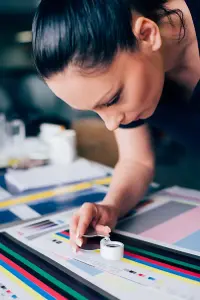 Grafikerin bei der Produktion von Menükarten Kommunion