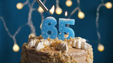 Brennende blaue 65 als Kerze auf Geburtstagstorte, Vorlage für Einladungskarten zum Geburtstag
