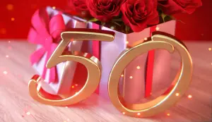 Geschenk, Rosen und Glückwunschkarte zum 50. Geburtstag