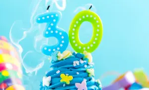 Blauer Cupcake mit Kerzen zum runden Geburtstag, als Vorlage individuellen Design auf Klappkarte und Umschlägen