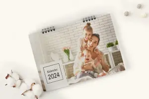 Ein Fotokalender im persönlichen Design, der Kalender zeigt das Foto einer fröhlichen Familie