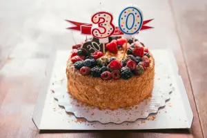 Kuchen mit Beeren und Kerze als 30 zum Geburtstag, als Vorlage für Geburtstagskarte