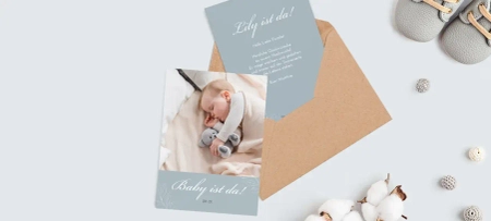 Geburtskarte mit großem Foto des Babys und Spruch "Baby ist da!"