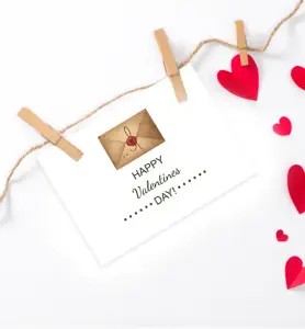 Valentinstagskarte, romantisch, liebevoll, mit Klammern an einer Schnur festgemacht