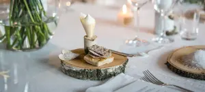 Tischkarte Taufe, klassisch rustikal gedeckter Tisch, Gastgeschenk