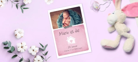 Babykarte als Klappkarte mit Foto von kleinem Baby, Blumen im Hintergrund