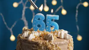 Brennende blaue 65 als Kerze auf Geburtstagstorte, Vorlage für Einladungskarten zum Geburtstag