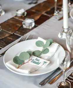 Tischkarte Konfirmation Kommunion Taufe, Namenskarte in weiß, beschriften in grüner Schrift, Blätterzweig, Tafel in weiß