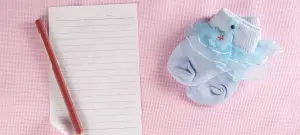 Blaue Babysocken mit kleinen Enten als Motiv