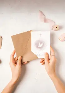 Einladungskarte Klappkarte Konfirmation, Motiv Taube, weiß, Umschlag braun