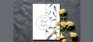 Trauerkarte in weiss, schwarze Schrift, Motiv elegant mit vielen Federn