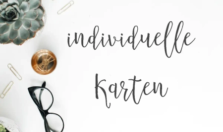 Individuelle Karten als Schriftzug auf weißem Hintergrund abgebildet, Dekoration im Vintage Stil wie schwarze Brille und goldene Schüssel