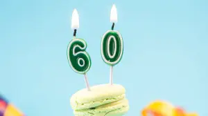 Originell - Macarons in verschiedenen Grüntönen mit Kerzen zum 60. Jubiläum gestalten