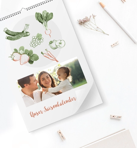 Ein Küchenkalender in der Größe A4; ein Saisonkalender und Terminplaner