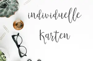 Individuelle Einladungskarten Geburtstag steht in Kalligrafie-Schrift auf weißem Untergrund, Einladung für runder Geburtstag, Einladungskarten mit lustigen Elementen designen