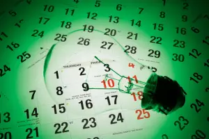 Kalender mit Glühbirne im Vordergrund