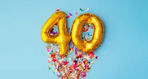 40 Geburtstag mit Sektflasche aus der die zahl 40 schießt mit buntem Konfetti als originelle Deko