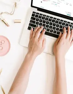 Frauenhände auf Laptoptastatur beim Erstellen von Ballonflugkarten Hochzeit