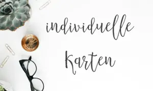 Individuelle Karten als Schriftzug auf weißem Hintergrund abgebildet, Dekoration im Vintage Stil wie schwarze Brille und goldene Schüssel
