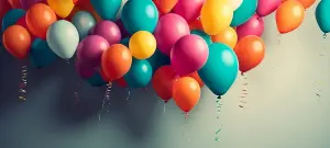 Bunte elegante Ballons mit Band, als Vorlage für Einladungskarten