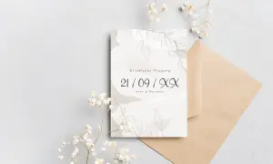 Elegante Einladungskarten mit zartem Blumenmuster gestalten