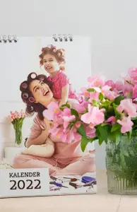 Ein großer Wandkalender mit einem Foto von Mutter und Tochter