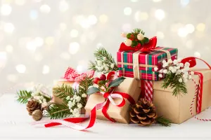 Schöne Geschenke zu Weihnachten, als Vorlage für Weihnachtsgrüße unterm Weihnachtsbaum