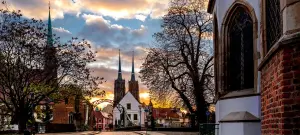 Kirche von außen als passendes Motiv für Taufe oder Konfirmation