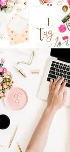 Laptop auf Schreibtisch um personalisierte Einladungskarten zur Einschulung selbst zu gestalten, Einschulungskarten zum Schulbeginn erstellen mit vielen bunten Motiven